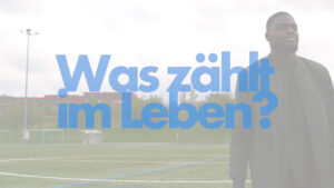 Kofi Schulz auf Fußballfeld als Titelbild für Zeugnis Kofi Schulz - Was zählt im Leben?