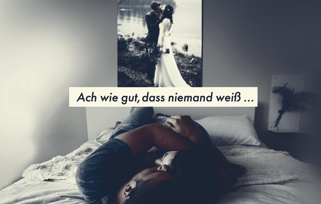 Ehepaar kuschelnd auf Bett als Blogbild für Ach wie gut, dass niemand weiß...