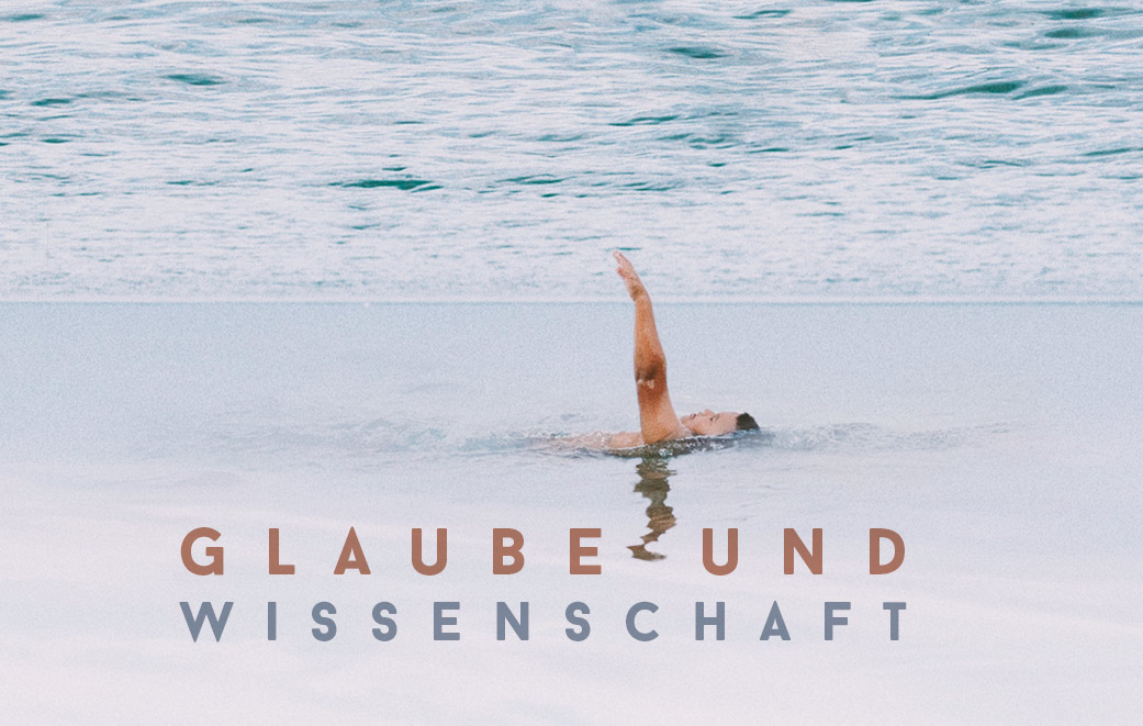 Mann schwimmt im Meer als Titelbild für Zeugnis Andreas - Glaube und Wissenschaft
