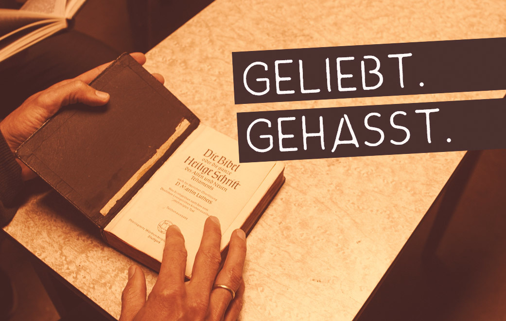 Eine Person, die die Bibel liest als Blogbild für Geliebt. Gehasst