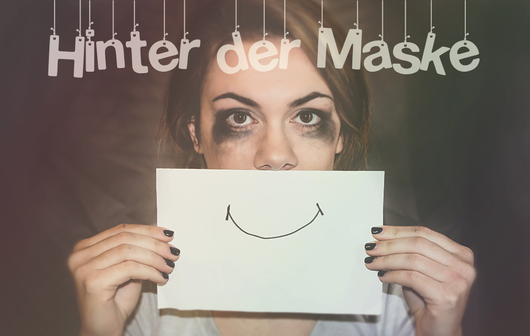 Frau mit verschmierter Wimperntusche hält Blatt mit fröhlichem Mund für ihren Mund als Blogbild für Hinter der Maske