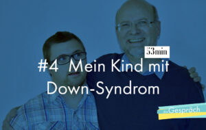Vater mit Sohn Arm in Arm als Titelbild für das Gespräch Mein Kind mit Down-Syndrom