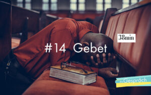 Mann in der Kirche, der kniend betet als Titelbild für Das Gespräch Gebet