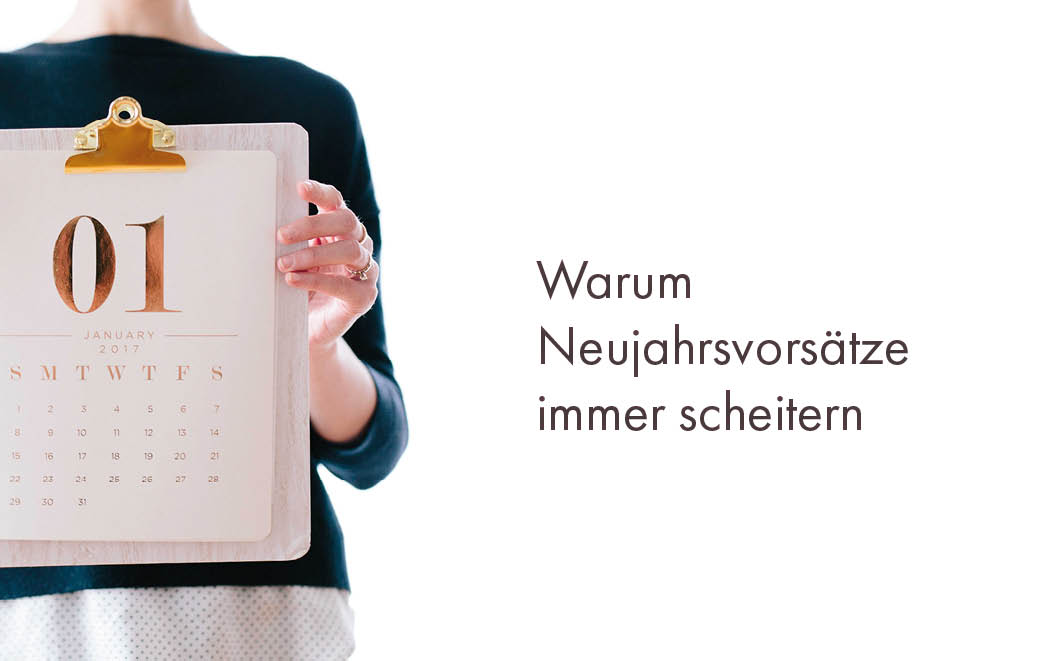 Frau hält Klemmbrett mit Kalender als Blogbild für Warum Neujahrsvorsätze immer scheitern
