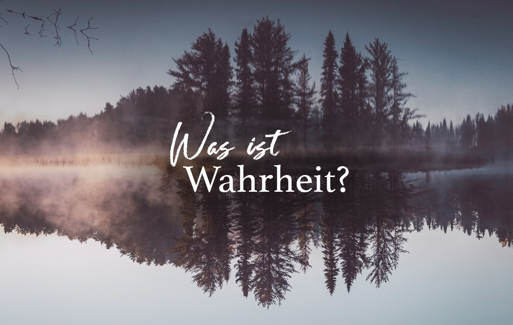 See mit Uferlandschaft im Nebel als Blogbild für Was ist Wahrheit?
