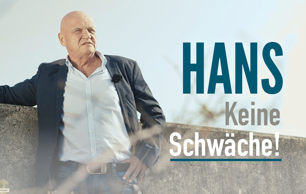 Hans, Mann mit Anzug lehnt sich an Mauer an als Titelbild für Zeugnis Hans- keine Schwäche