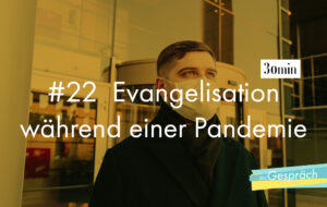 Mann mit medizinischer Maske vor Gebäude als Titelbild für das Gespräch Evangelisation während einer Pandemie