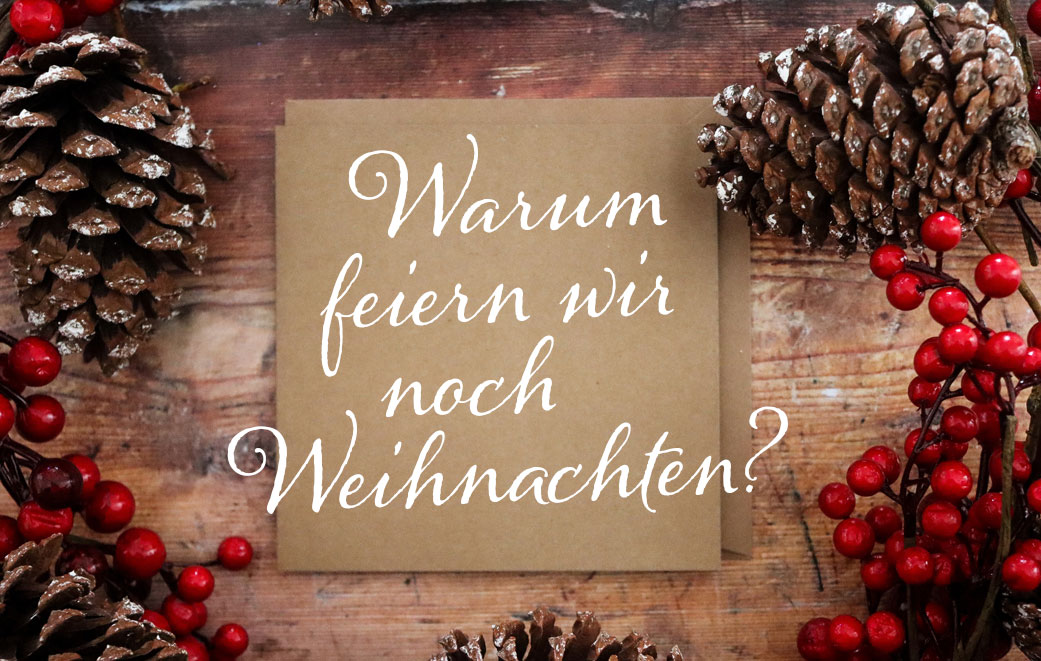 Weihnachtsdeko und braunes Papier als Blogbild für Warum feiern wir noch Weihnachten?