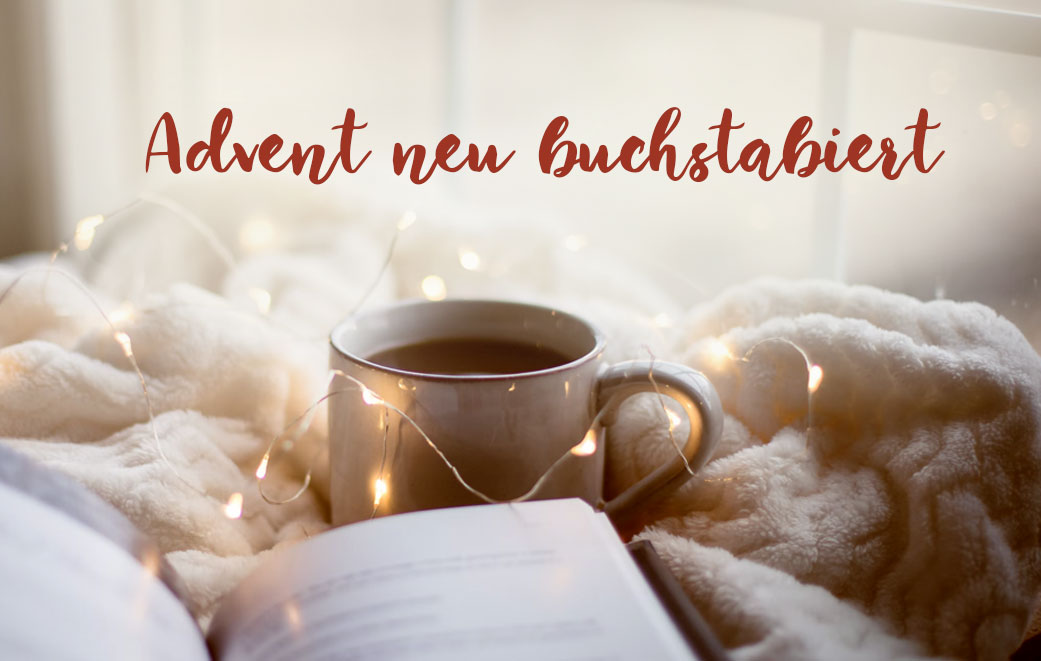 Teetasse vor weihnachtlich dekoriertem Hintergrund. Blogbild zum Thema: Advent neu buchstabiert