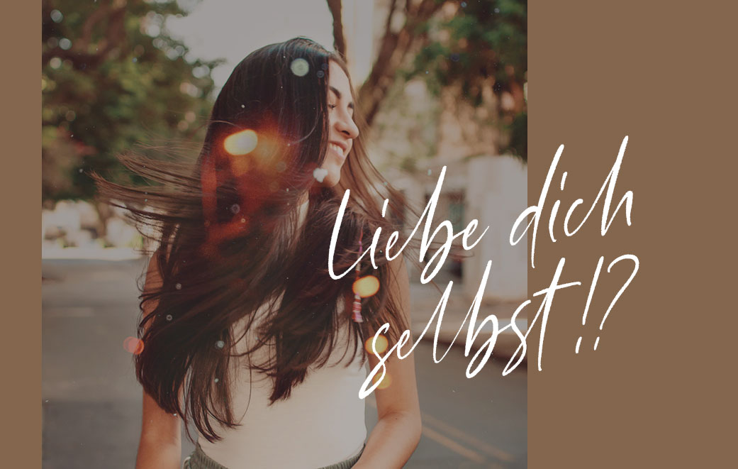 Lachendes Mädchen, das ihre Haare schwingt als Blogbild für Liebe dich selbst?