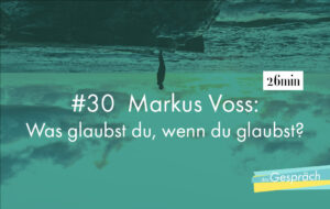 Umgedrehtes Bild von Mensch auf Steinsteg als Titelbild für Das Gespräch mit Markus Voss - Was glaubst du, wenn du glaubst?