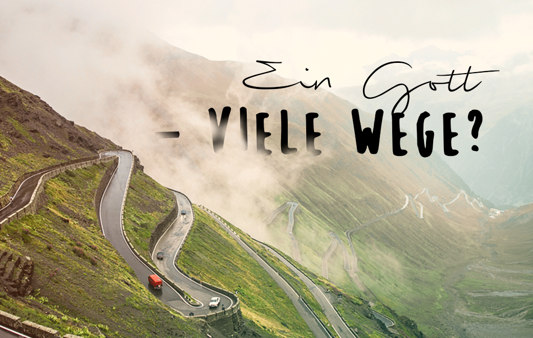 Straße in den Bergen und Nebel als Blogbild für Ein Gott- Viele Wege