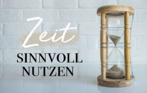 Sanduhr aus Holz als Blogbild für Zeit sinnvoll nutzen