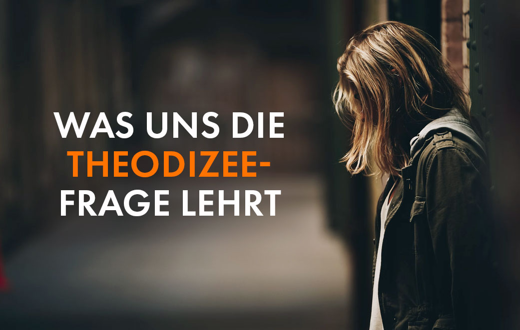 Was uns die Theodizee-Frage lehrt, Person steht mit gesenktem Kopf an einer Wand