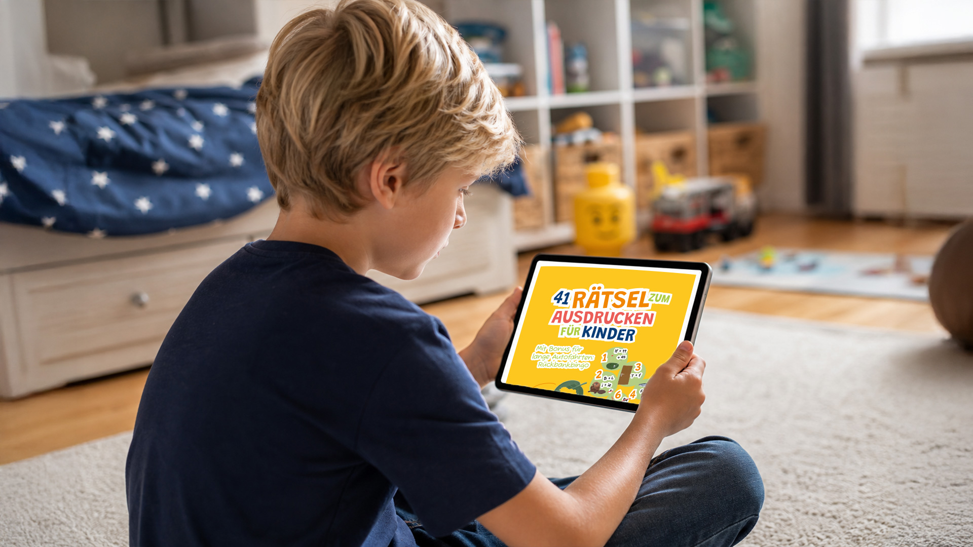 Ein Junge beschäftigt sich am Tablet mit dem Freebie 41 Rätsel für Kinder vom Kinderhörspiel Doppeldeccker Crew