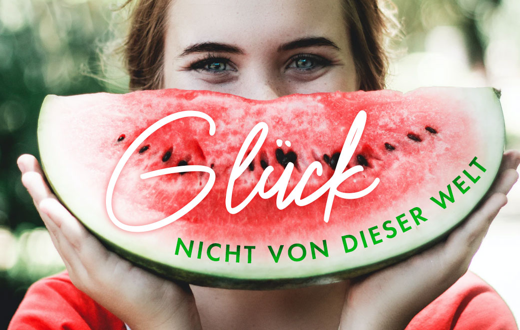Mädchen hält eine Melone vor ihr Gesicht als Blogbild für Glück nicht von dieser Welt