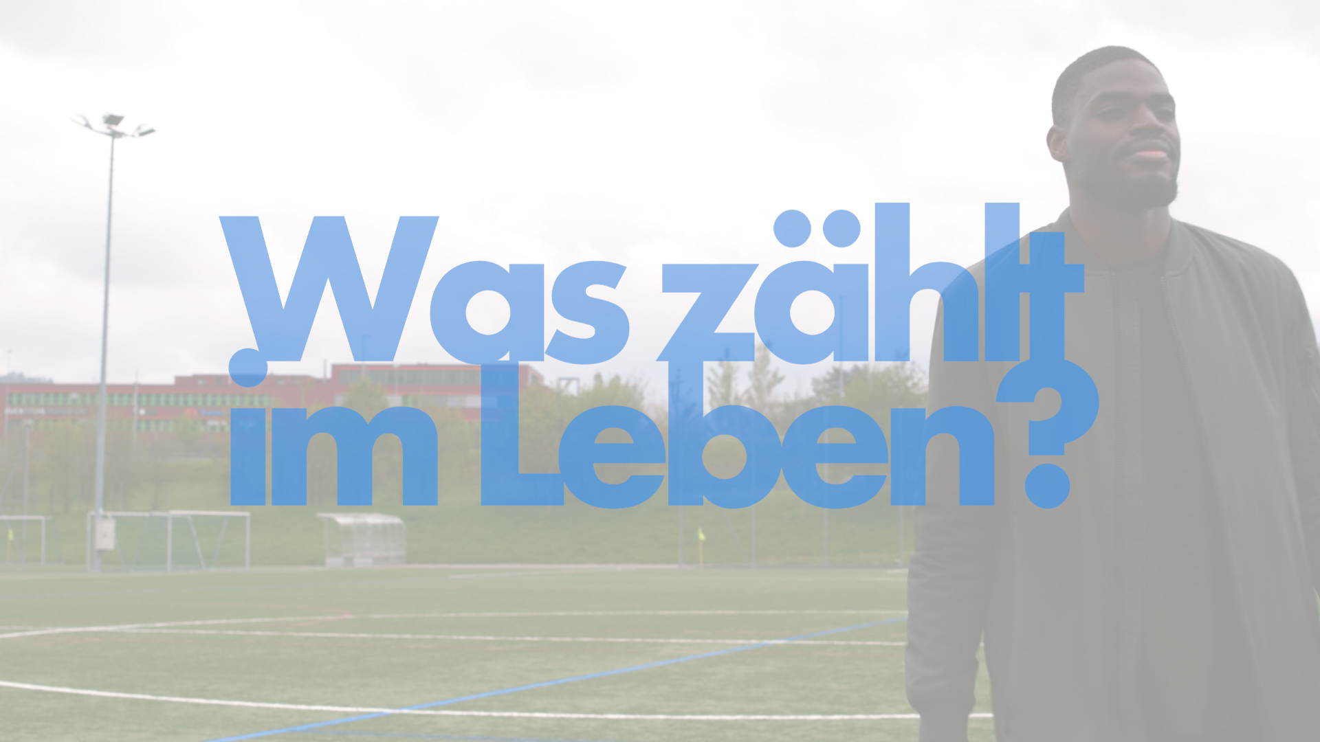 Kofi Schulz auf Fußballfeld als Titelbild für Zeugnis Kofi Schulz - Was zählt im Leben?