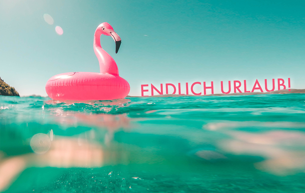 Aufblasbarer Flamingo im Meer als Blogbild für Endlich Urlaub!