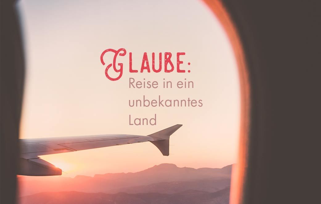 Fenster Flugzeug, Sonnenaufgang als Blogbild für Glaube: Reise in ein unbekanntes Land