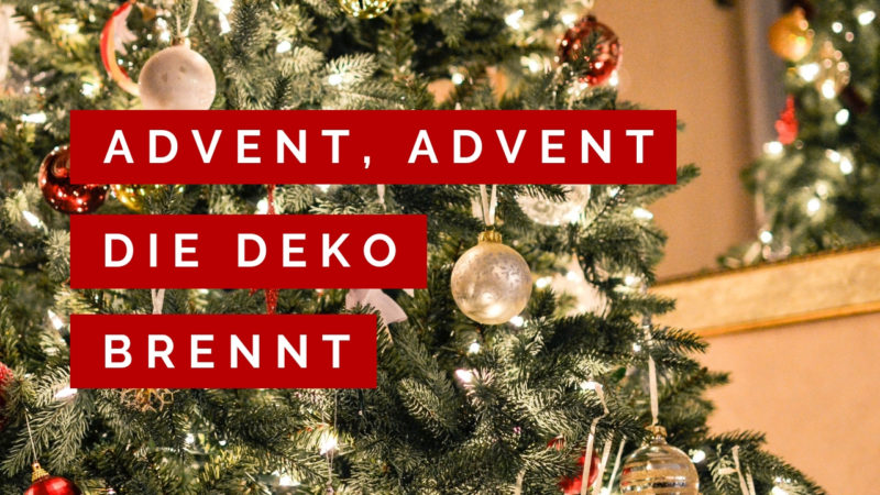 Leuchtender Tannenbaum mit Weihnachtskugeln und Dekorationen als Blogbild für Advent, Advent die Deko brennt