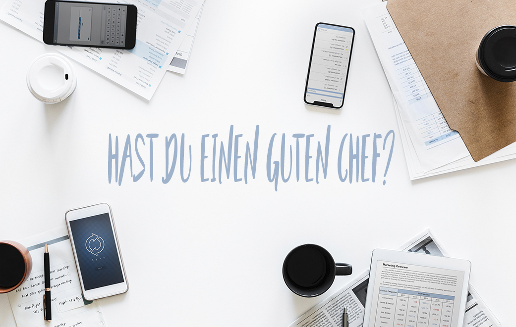 Tisch von oben mit Smartphones, Notizen und Kaffeebechern als Blogbild für Hast du einen guten Chef?