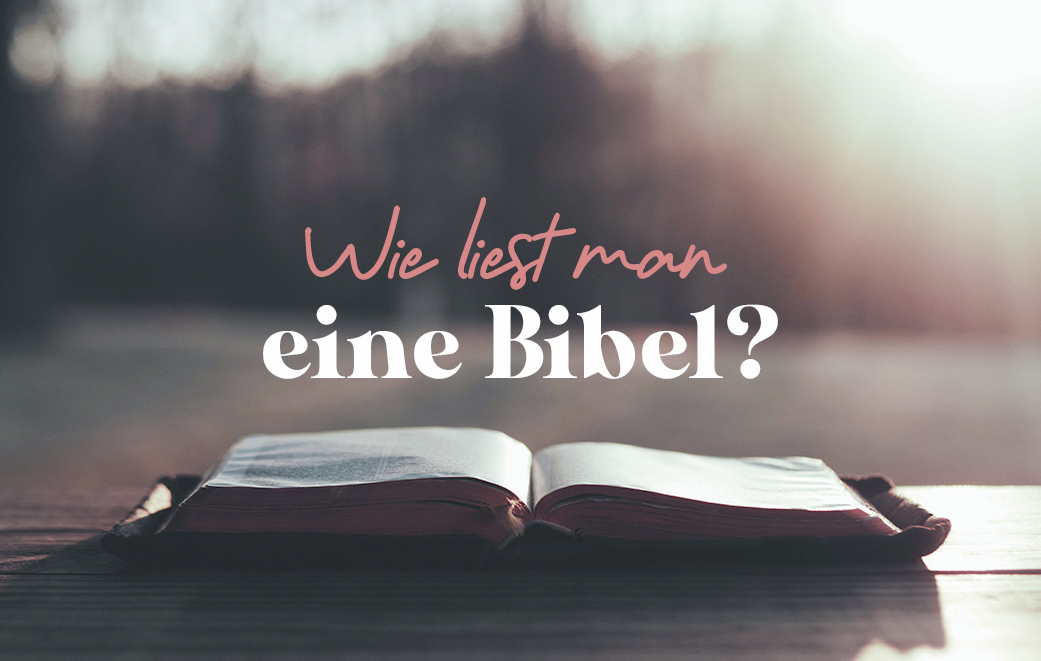 Bibel auf Holztisch als Blogbild für Wie liest man eine Bibel?