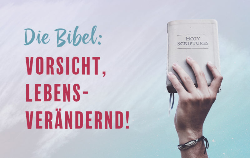 Hand, die eine Bibel hochhält als Blogbild für Die Bibel: Vorsichtig, Lebensverändernd!