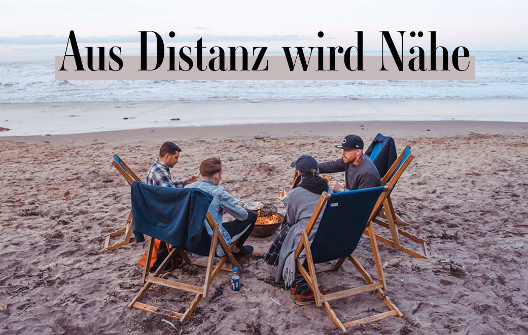 Vier junge Menschen um Lagerfeuer am Strand als Blogbild für Aus Distanz wird Nähe