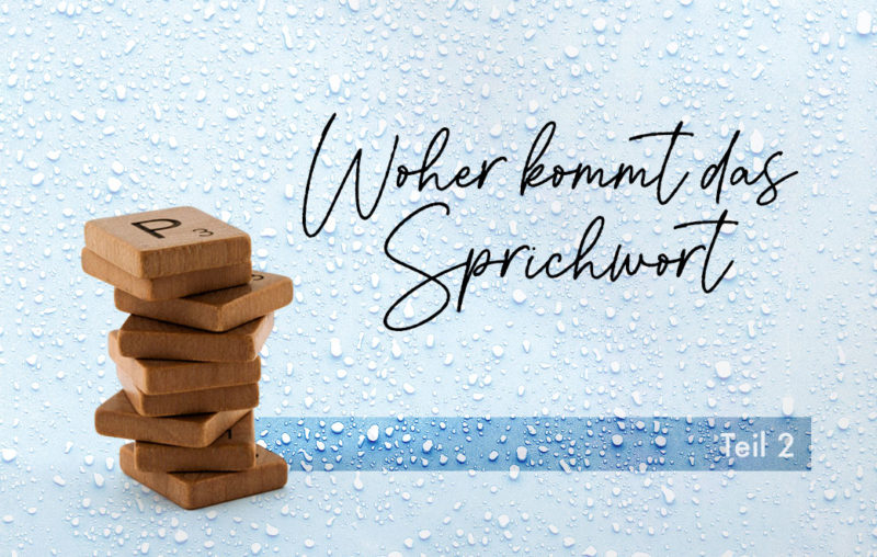 Scrabblesteine aufeinandergestapelt Regentropfen im Hintergrund Blogbild zum Thema: Woher kommt das Sprichwort?