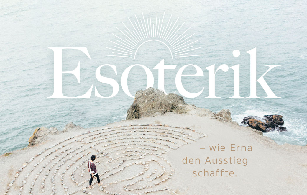 Esoterik: Man steht an einem Steinkreis am Meer. Blogbild zum Thema: Esoterik - Wie Erna den Ausstieg schaffte