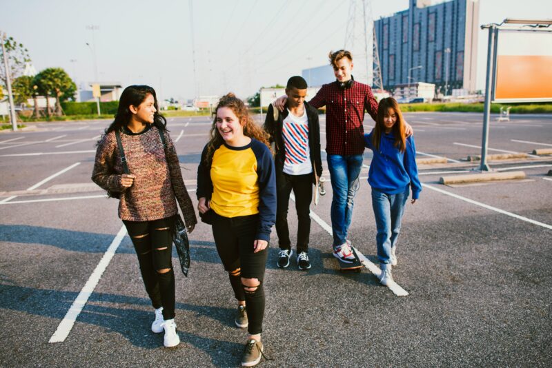 Eine Gruppe von Jugendlichen