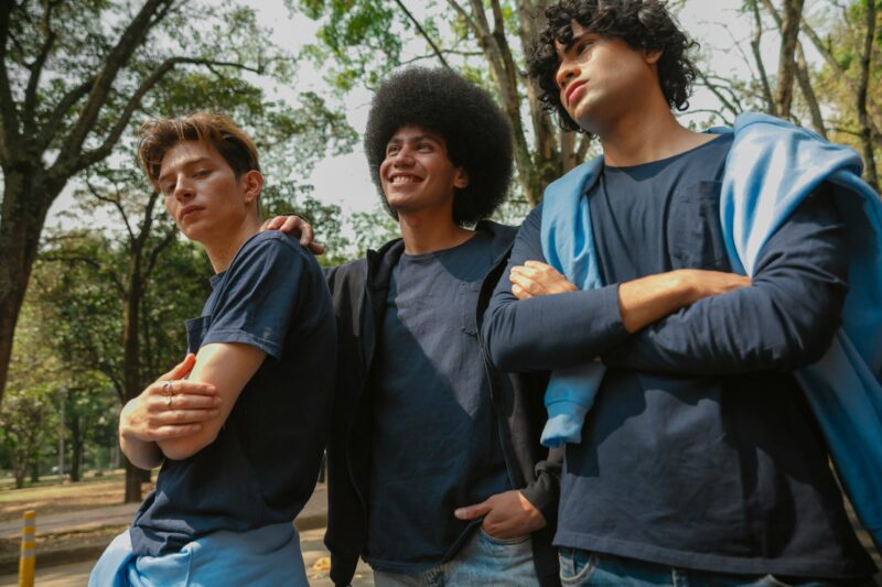 3 Jugendliche stehen selbstbewusst mit verschränkten Armen da